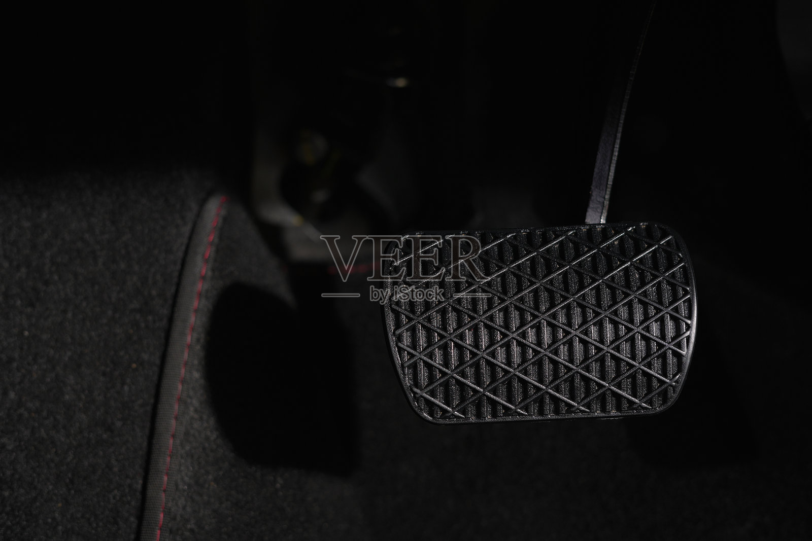 汽车刹车系统在控制车速和停车方面发挥着重要作用，确保驾驶安全。照片摄影图片