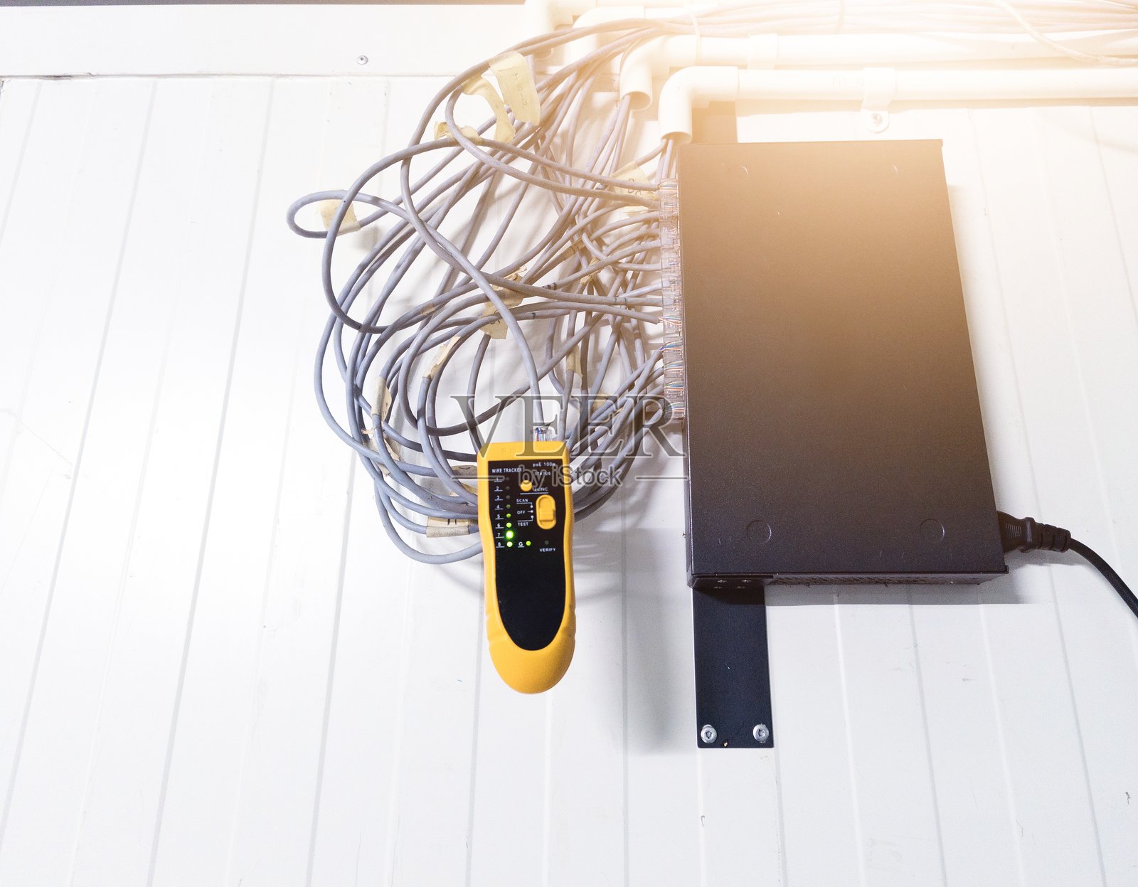 使用LAN测试仪检查RJ45网线连接，工业IT支持设备照片摄影图片