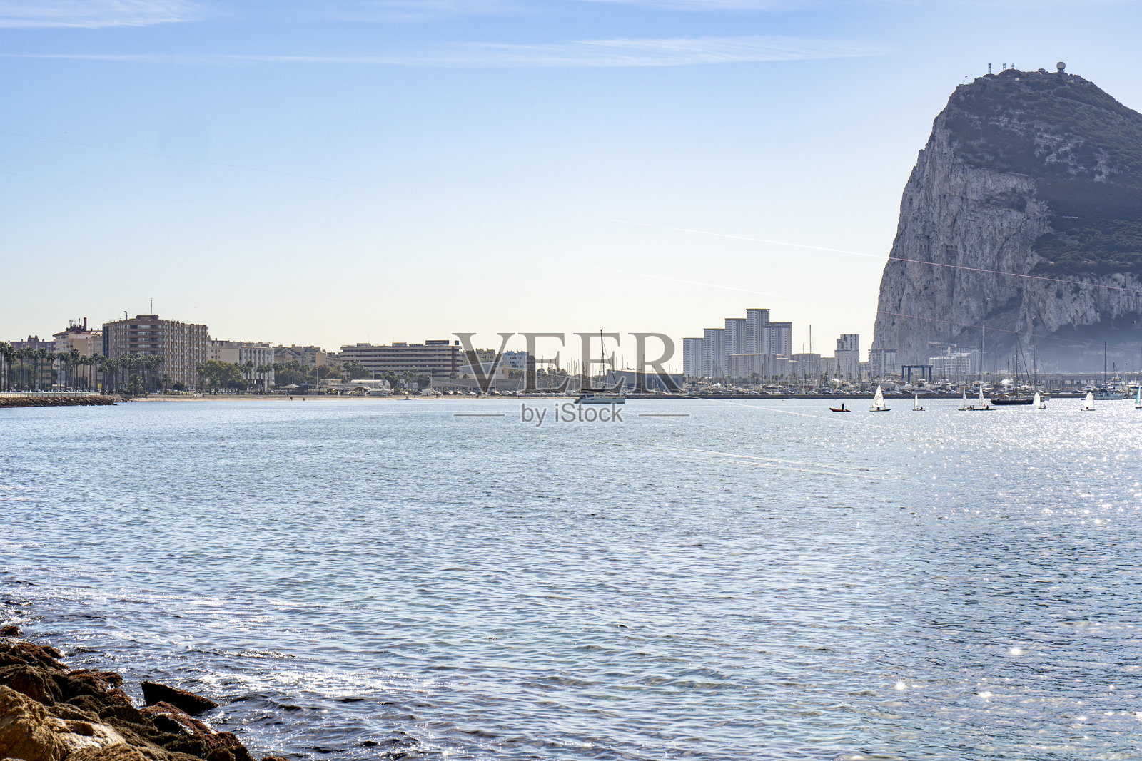 西班牙垂钓者细长的钓鱼线延伸入海照片摄影图片