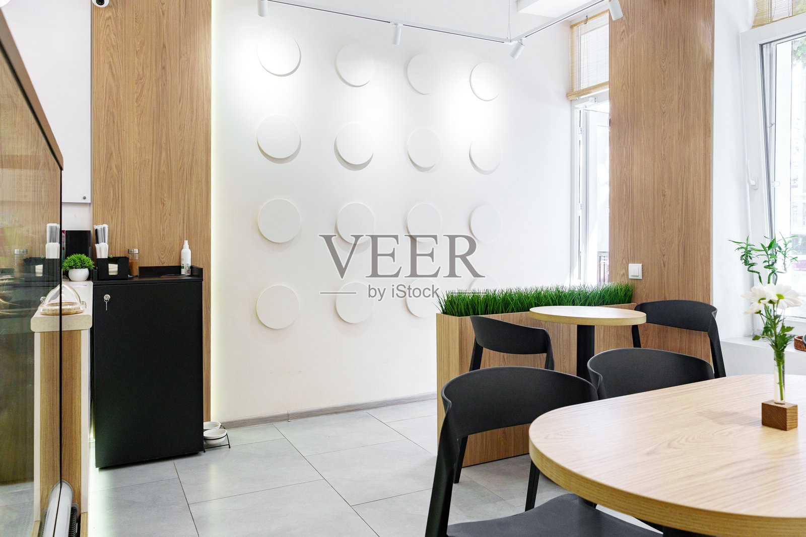 现代咖啡馆室内，极简设计，采光充足，氛围温馨照片摄影图片