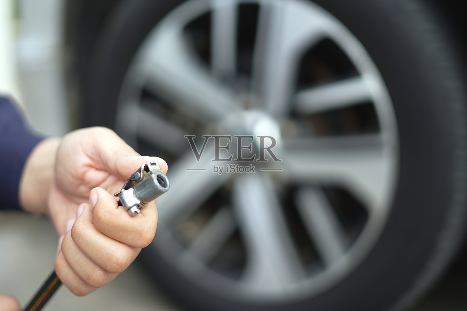 旅行前给汽车轮胎充气以节省燃油。照片摄影图片