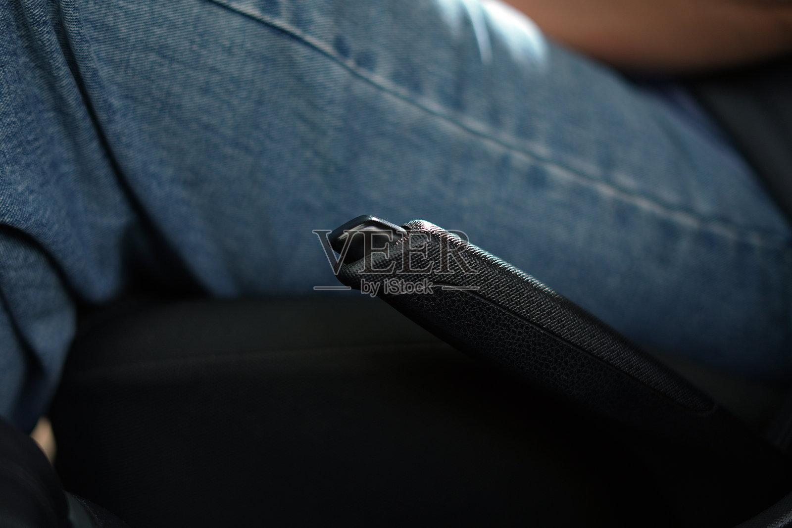 手刹可帮助您的车辆在停放时停止，而无需将脚一直踩在刹车踏板上。照片摄影图片