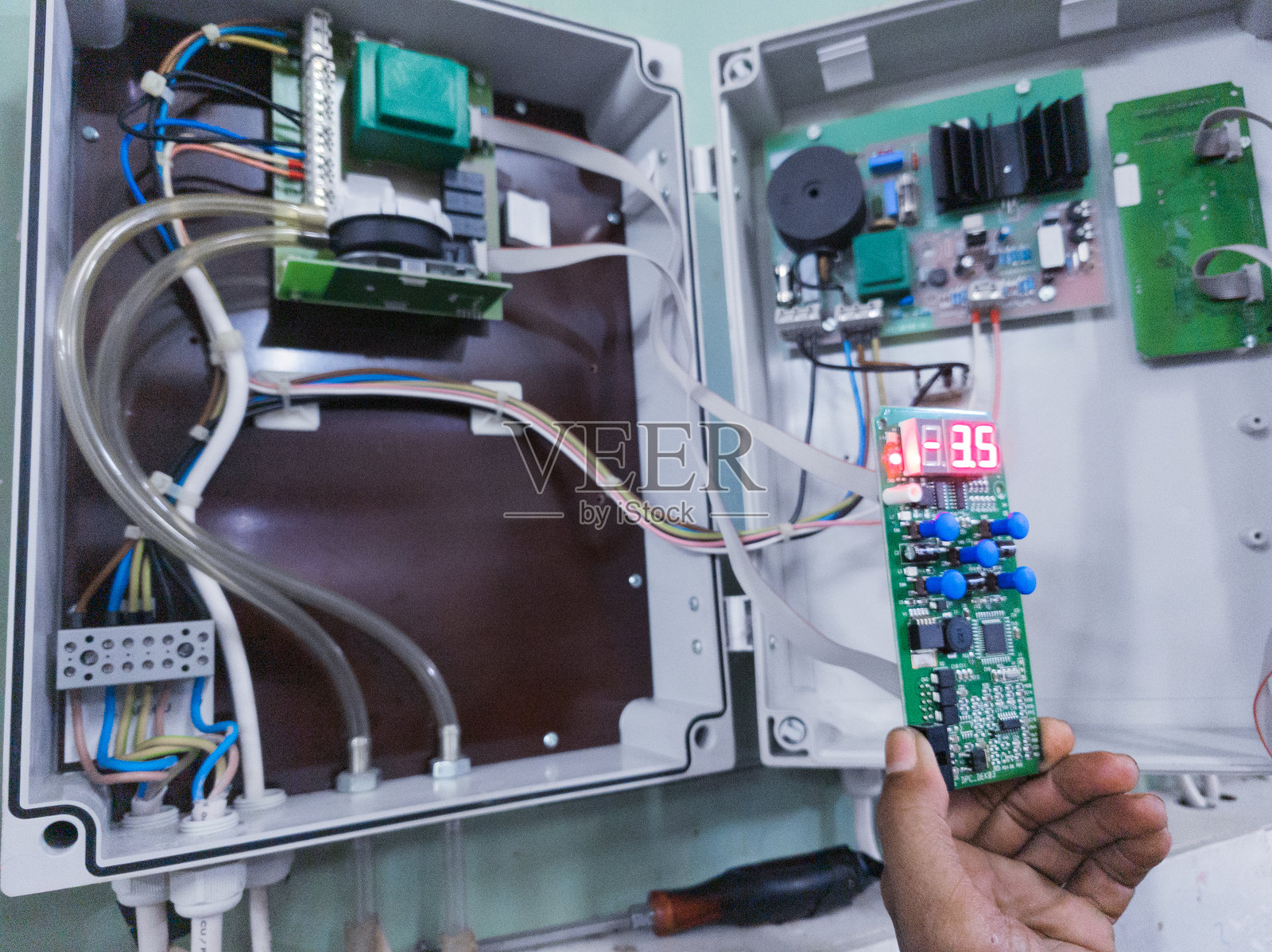 检查气压控制面板电路板照片摄影图片