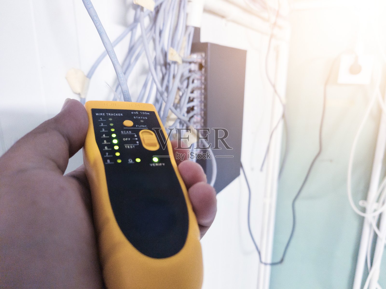 使用LAN测试仪检查RJ45网线连接，工业IT支持设备照片摄影图片