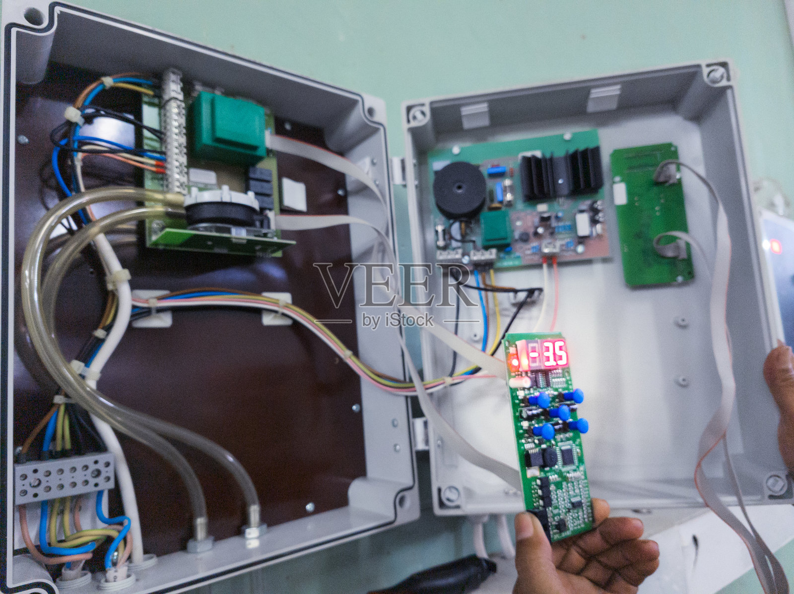 检查气压控制面板电路板照片摄影图片