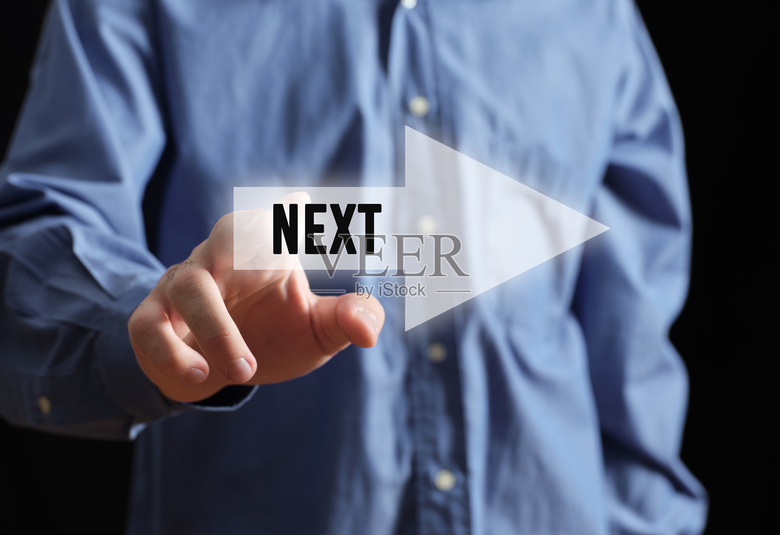 一个人指向下一个按钮，寓意未来发展照片摄影图片