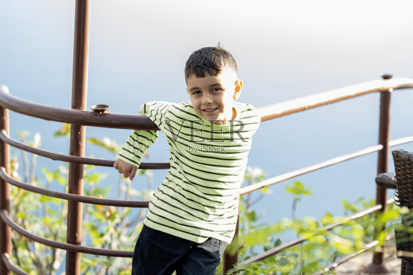开心地在户外的年轻男孩照片摄影图片