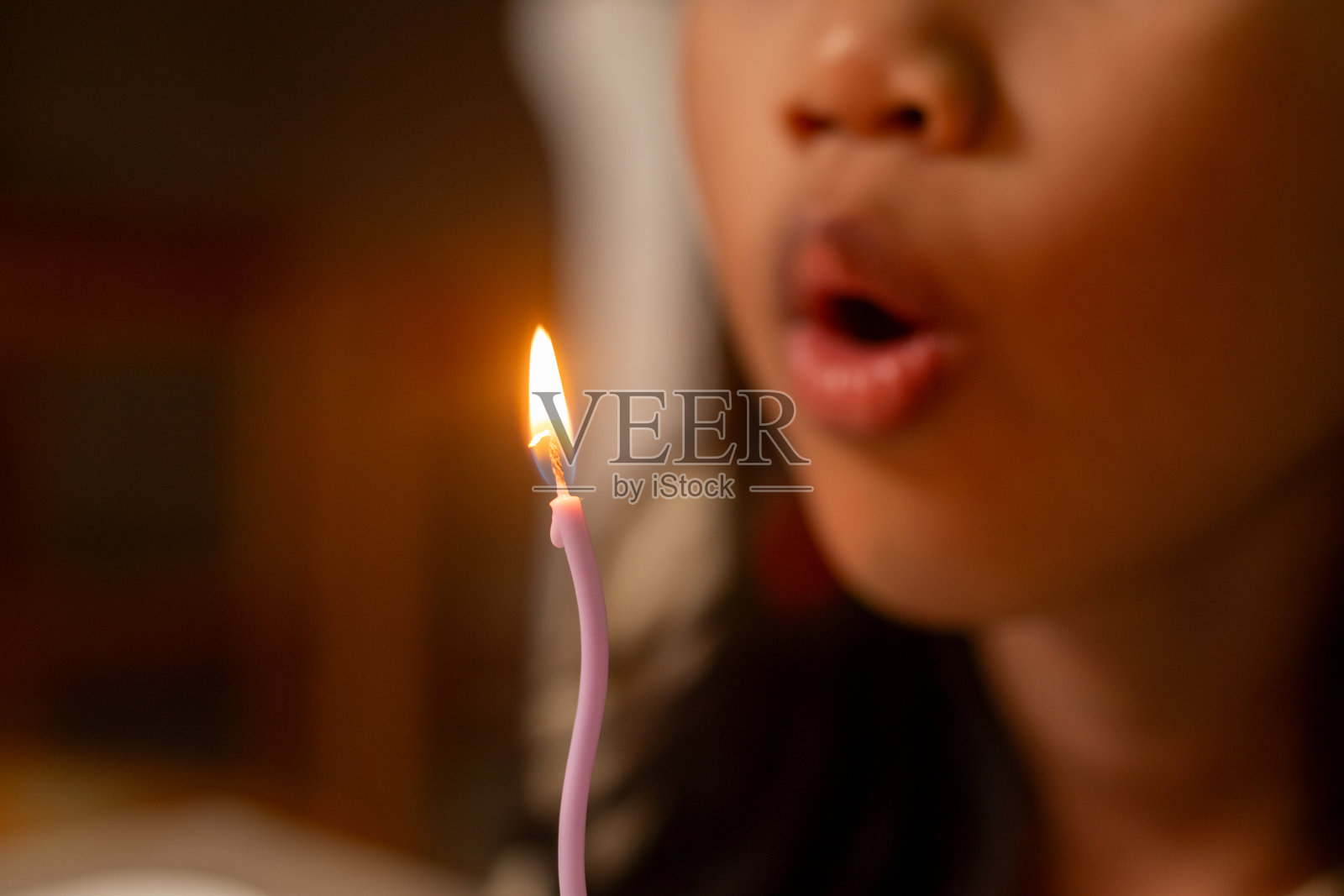 一个小女孩在吹生日蜡烛照片摄影图片