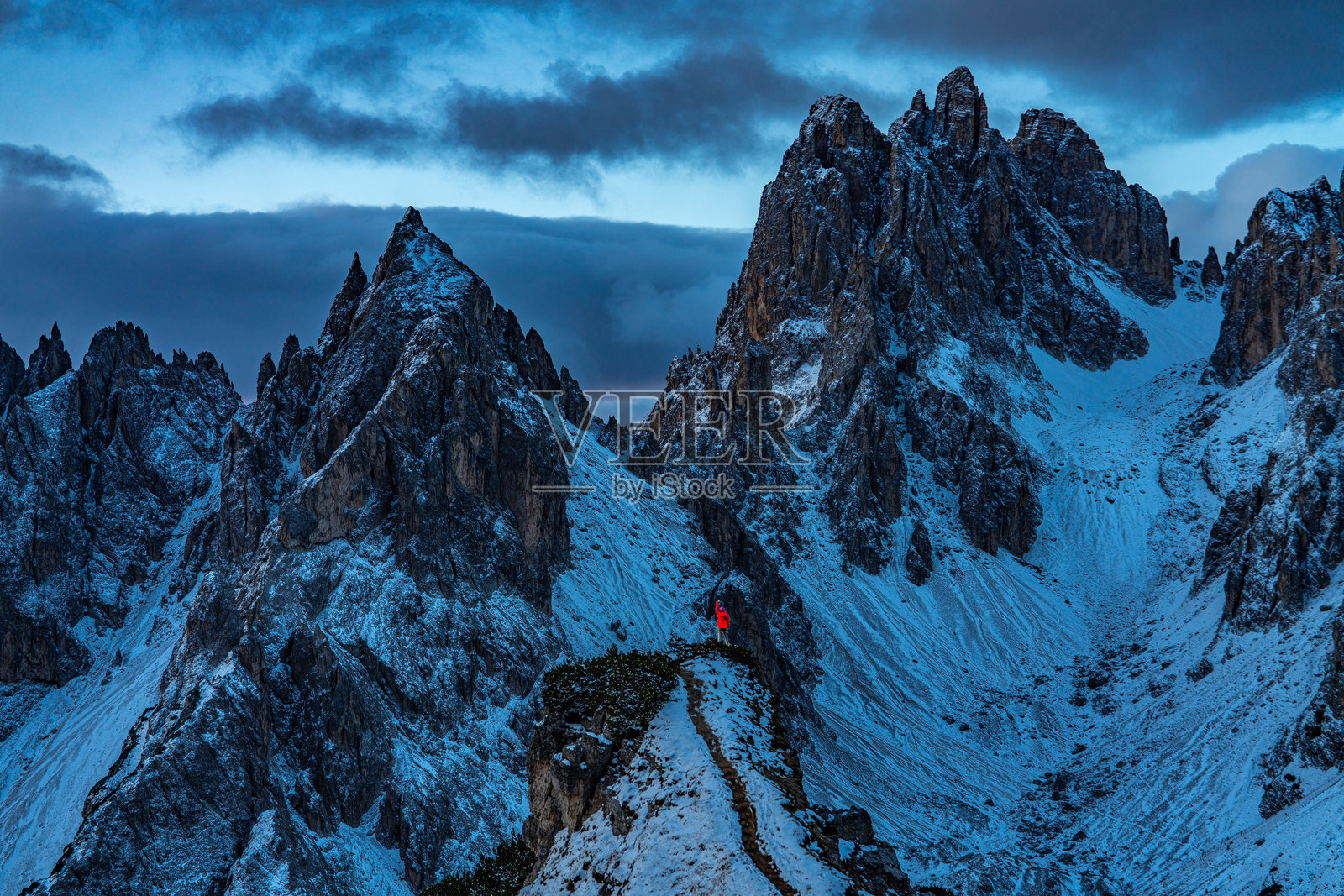 意大利阿尔卑斯山 - 靠近三尖峰的群山。日出时的多洛米蒂山脉，意大利南蒂罗尔照片摄影图片