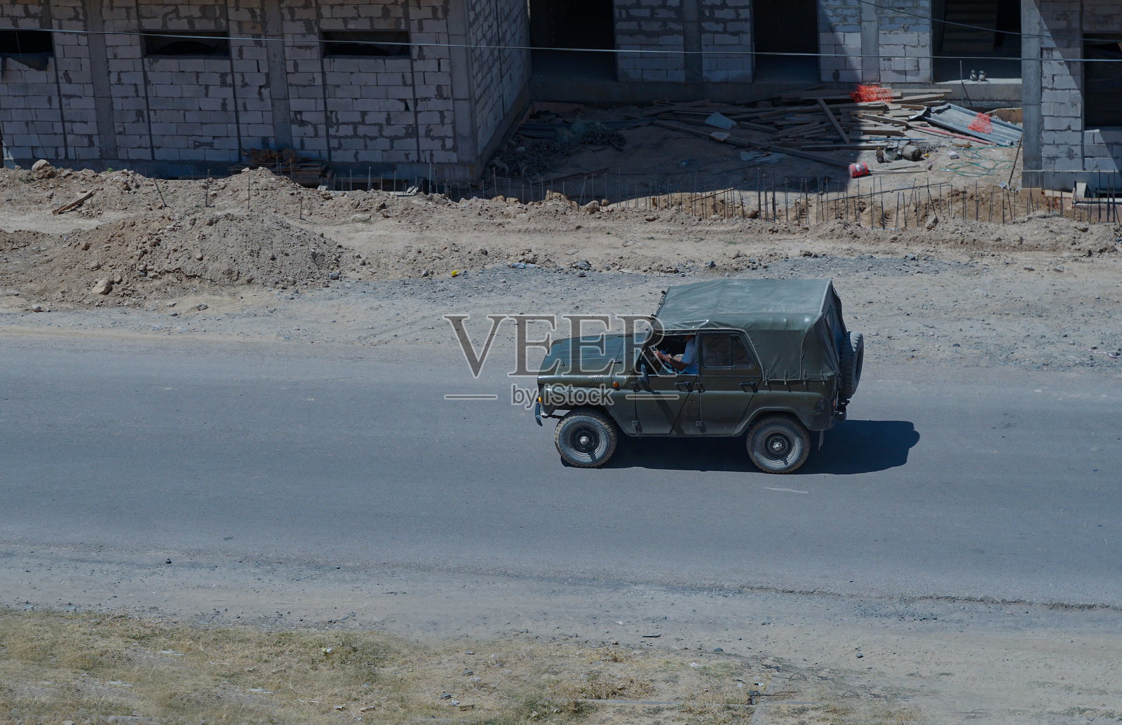 路中间一辆老旧的小卡车照片摄影图片