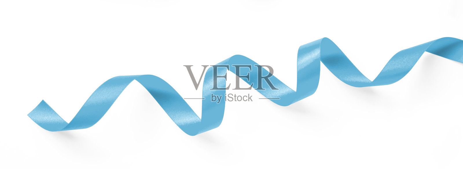 浅蓝色缎带蝴蝶结，孤立在白色背景上，带有抠图路径，卷曲的丝带用于节日、生日、婚礼卡片纸屑设计装饰照片摄影图片