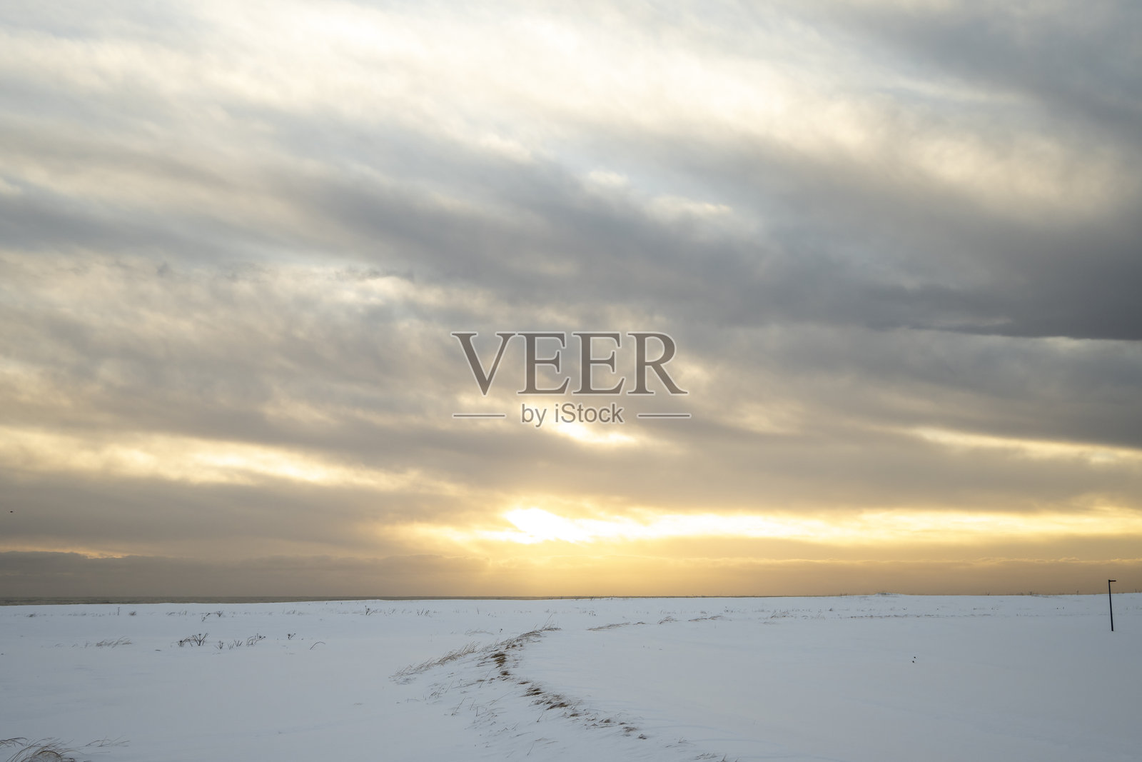 冬季田野的日落。俄罗斯，西伯利亚，阿尔泰山。照片摄影图片