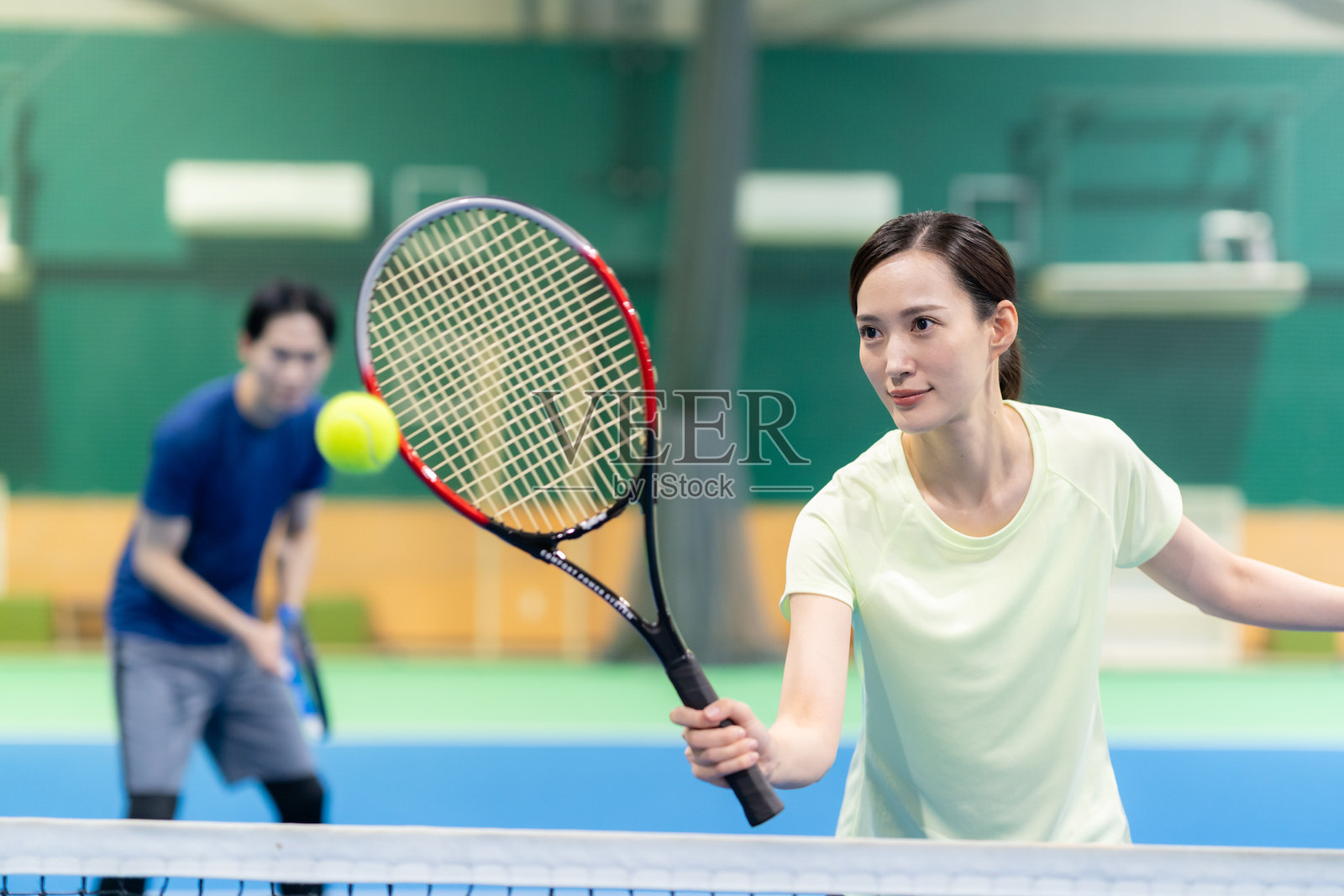 年轻男子打网球照片摄影图片