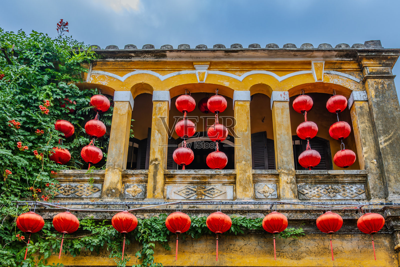 挂有红灯笼的黄色的会安建筑照片摄影图片