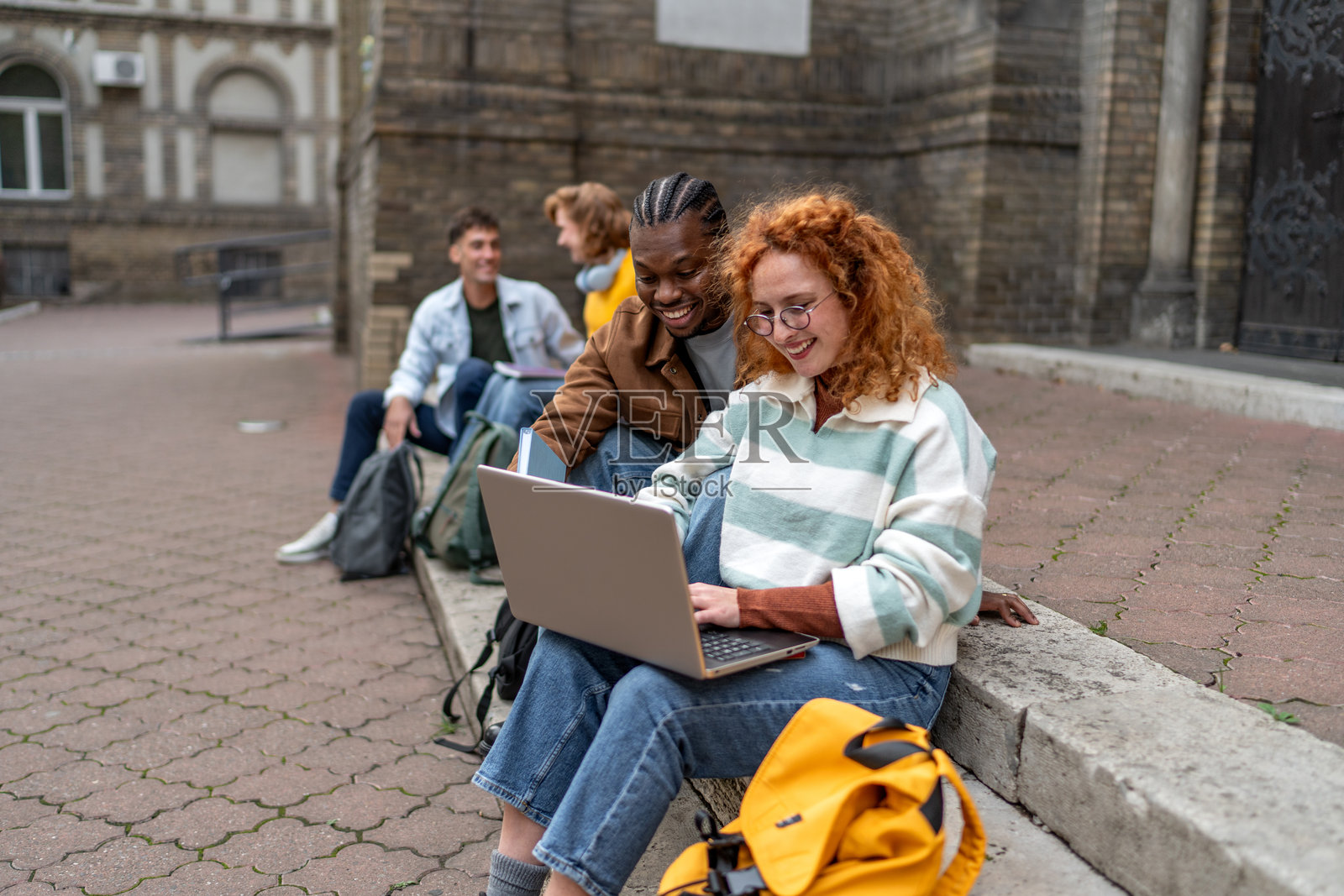 不同背景的学生在大学校园的户外一起学习照片摄影图片