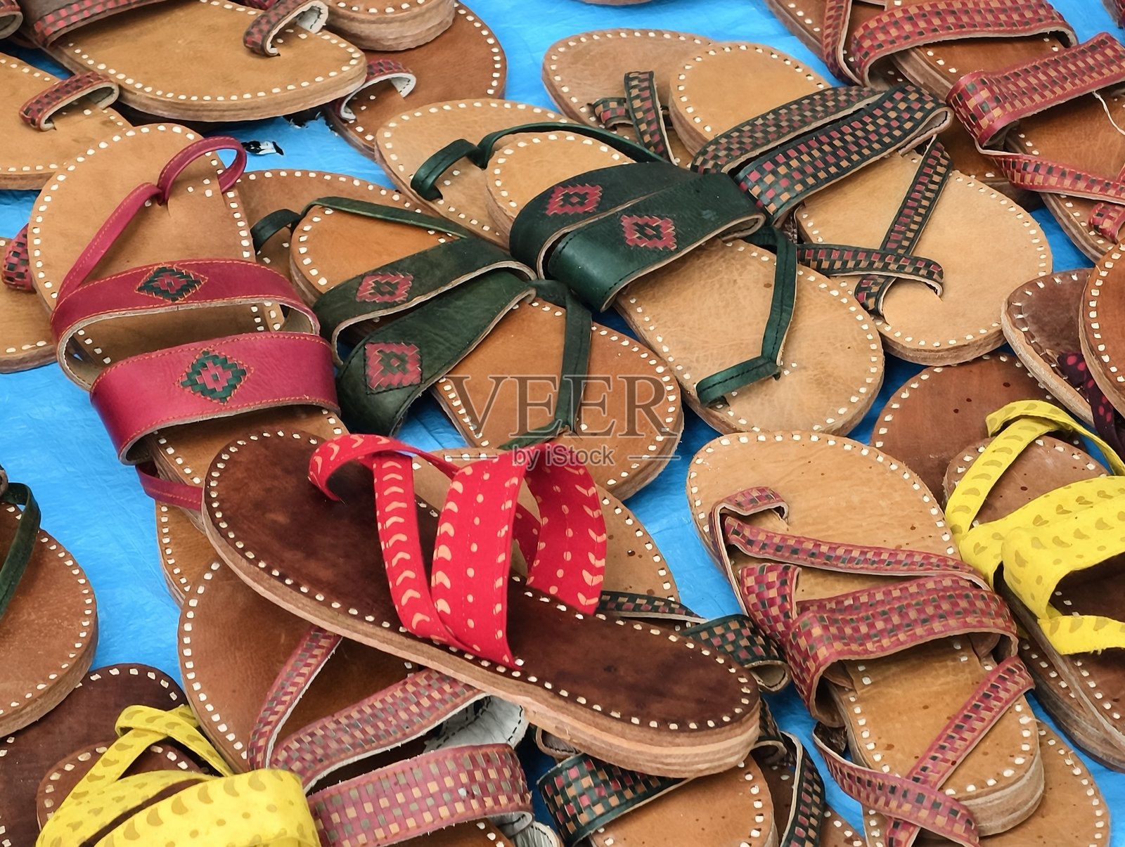 印度市场售卖的彩色手工凉鞋，手工皮拖鞋，传统鞋履。照片摄影图片