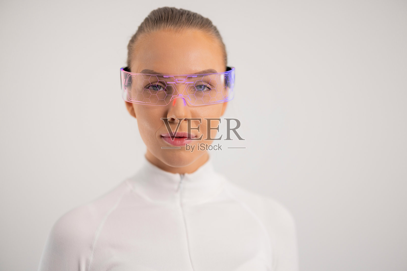 佩戴智能眼镜的未来感女性照片摄影图片