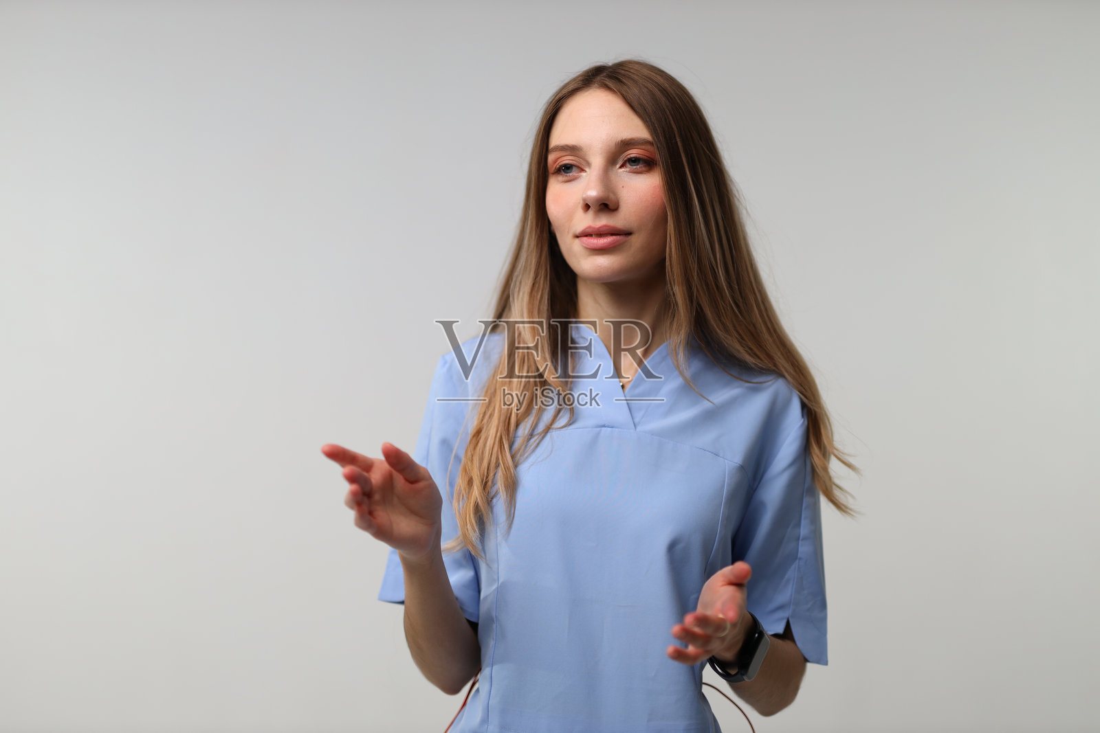 身穿制服的年轻白人女性医护人员照片摄影图片