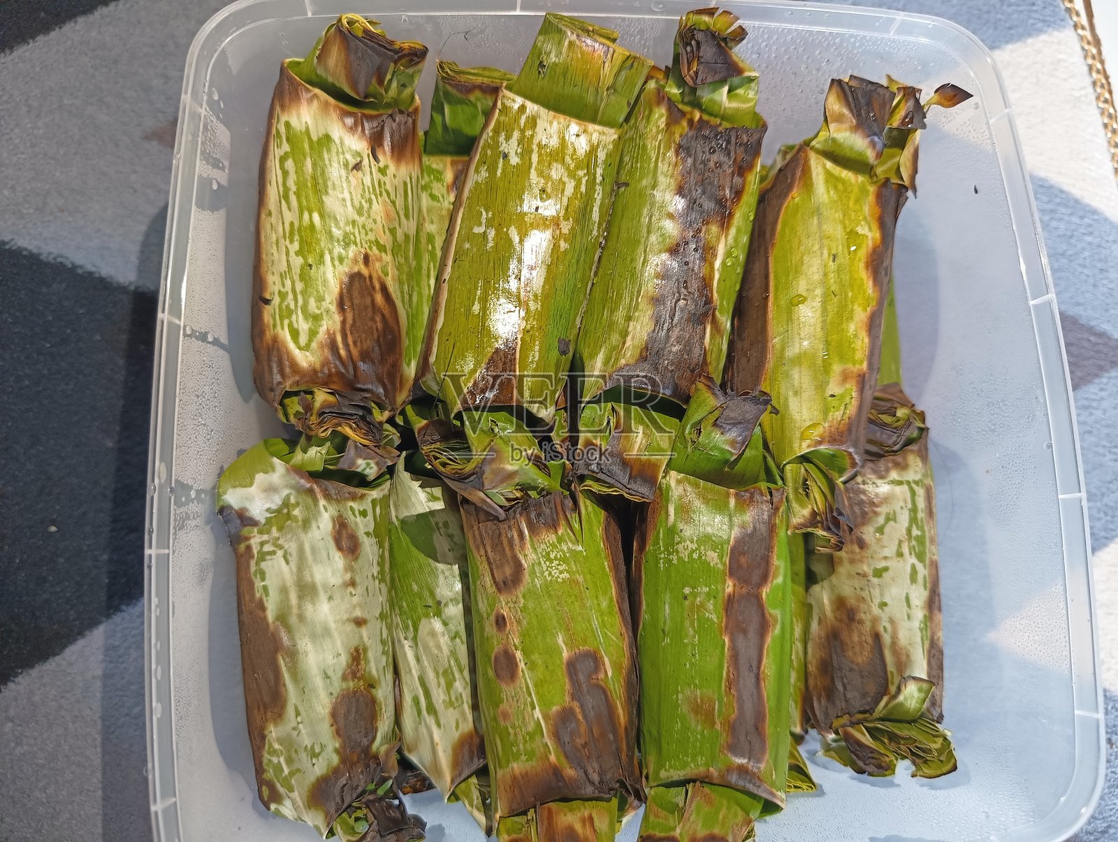 Lemper是一种传统的印度尼西亚小吃，由糯米制成，照片摄影图片