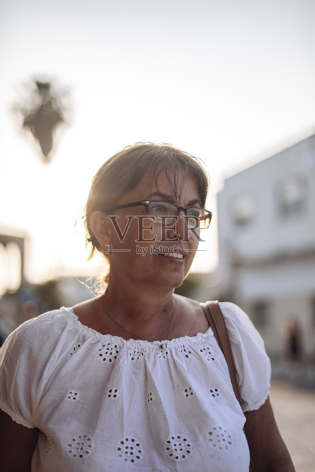 快乐的中年女性独自旅行的肖像照片摄影图片