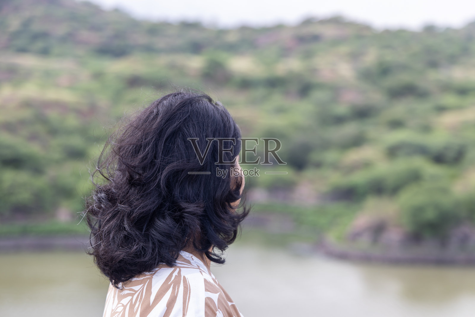 旅行与孤独的概念：一个人在印度享受大自然照片摄影图片