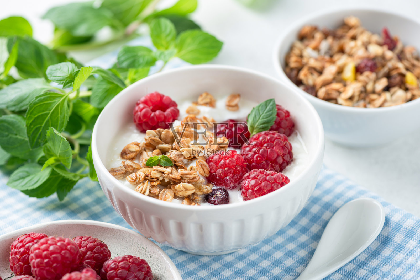 覆盆子酸奶燕麦碗照片摄影图片