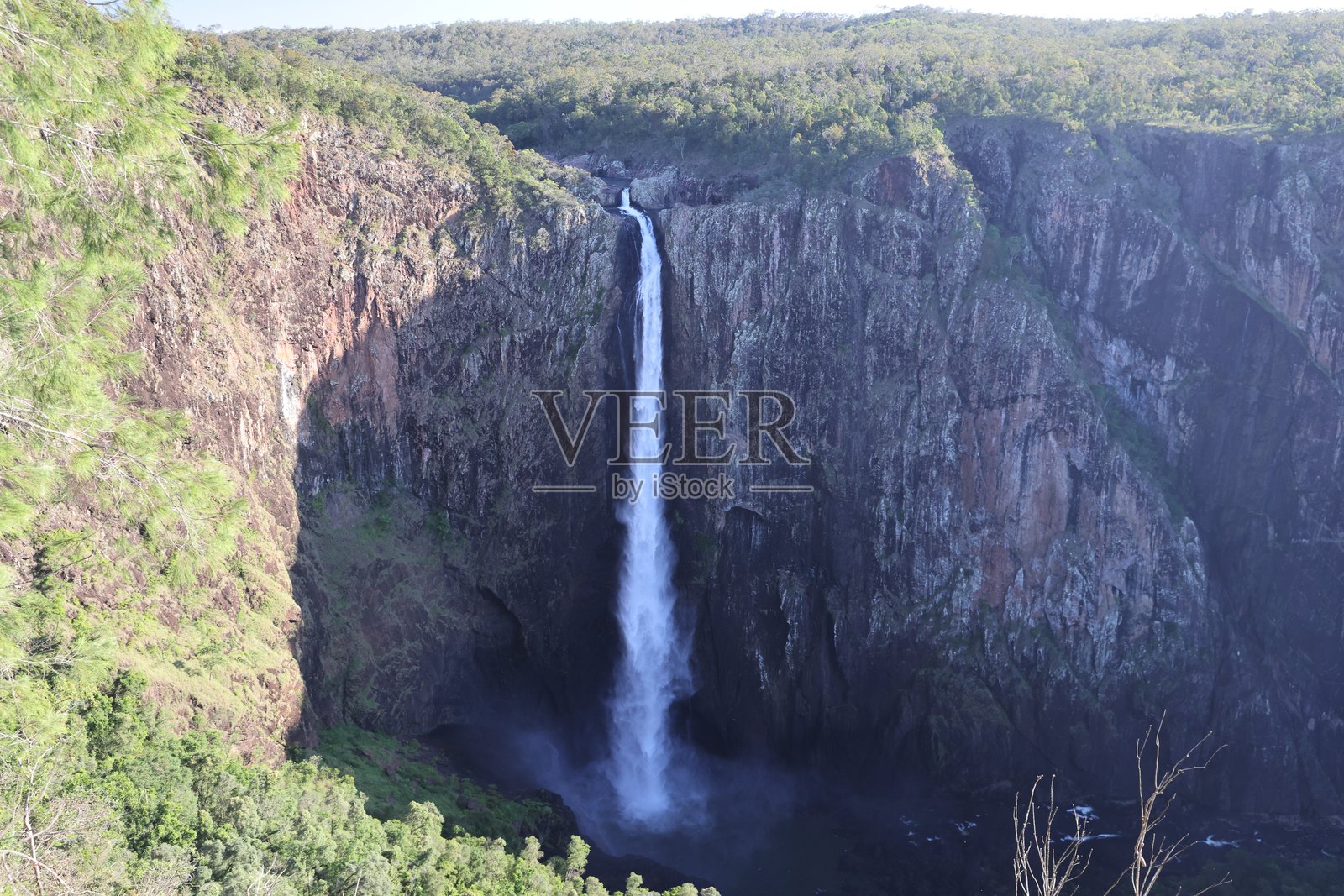 澳大利亚昆士兰州吉灵根国家公园瓦拉曼瀑布照片摄影图片