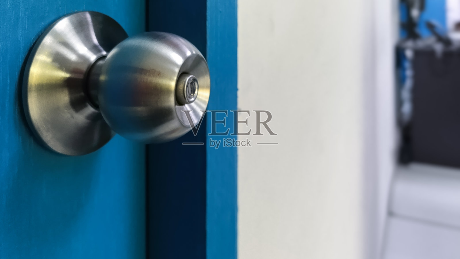 带银色旋钮的蓝色门矢量图，极简现代设计。照片摄影图片