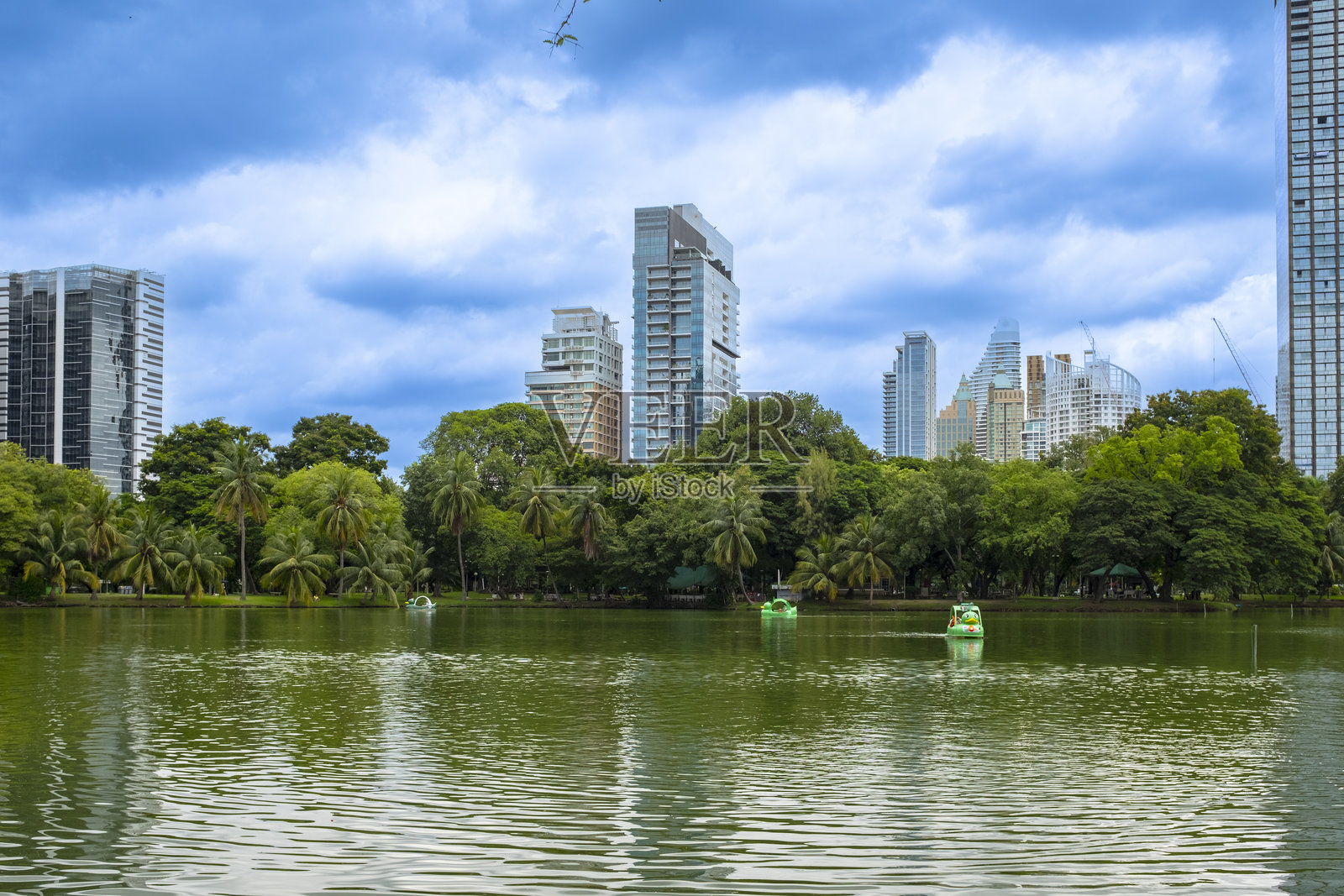 曼谷市中心伦披尼公园天际线，美丽的城市公园，内有湖泊，泰国照片摄影图片