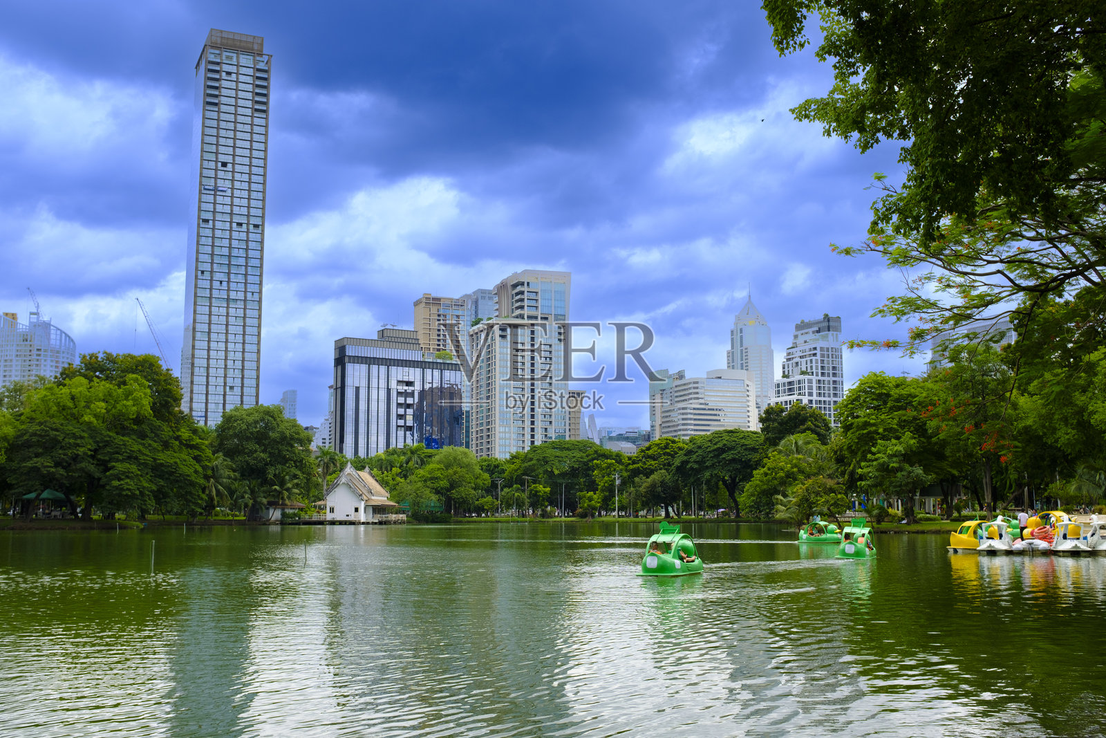 曼谷市中心伦披尼公园天际线，美丽的城市公园，有湖泊，泰国照片摄影图片