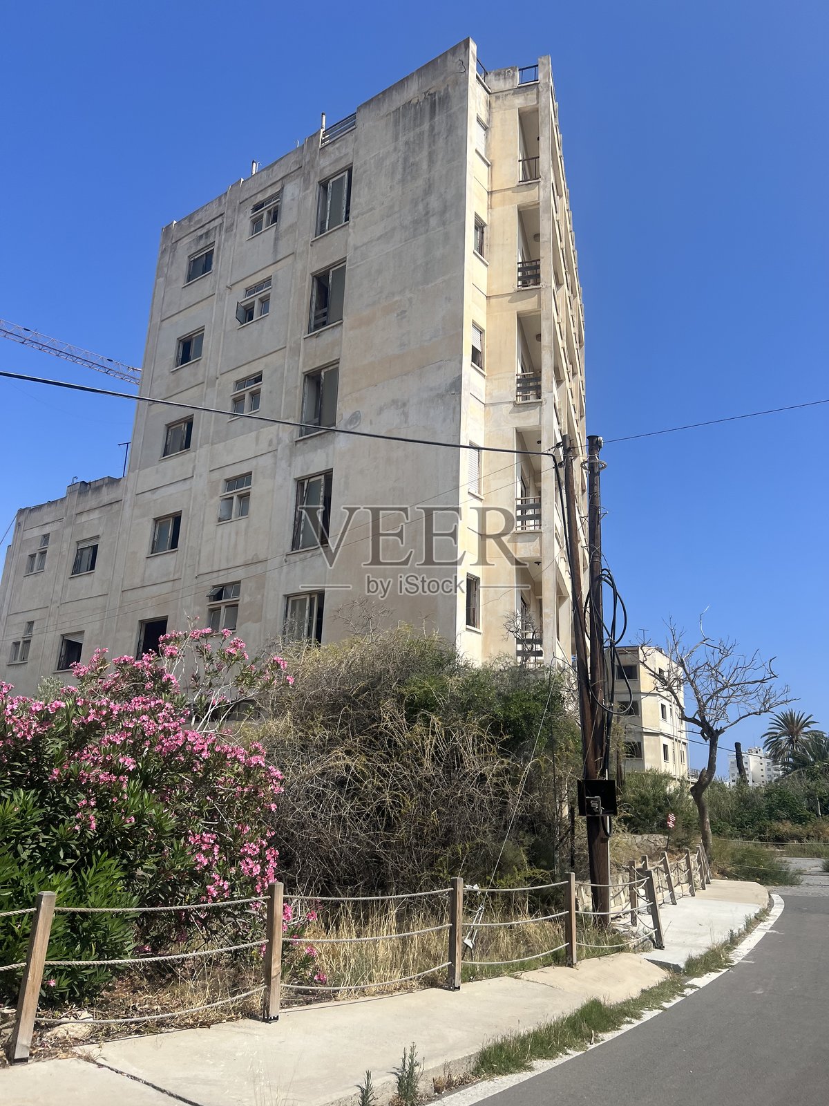 北塞浦路斯法马古斯塔瓦罗沙鬼城，废弃的海滨度假村建筑的存照照片摄影图片