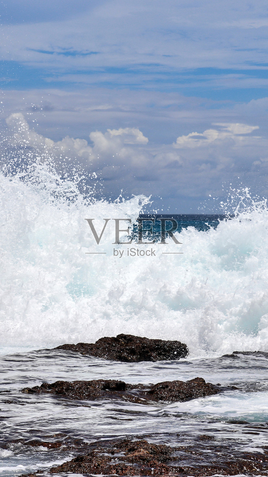 塞舌尔海岸岩石上拍打的海浪照片摄影图片