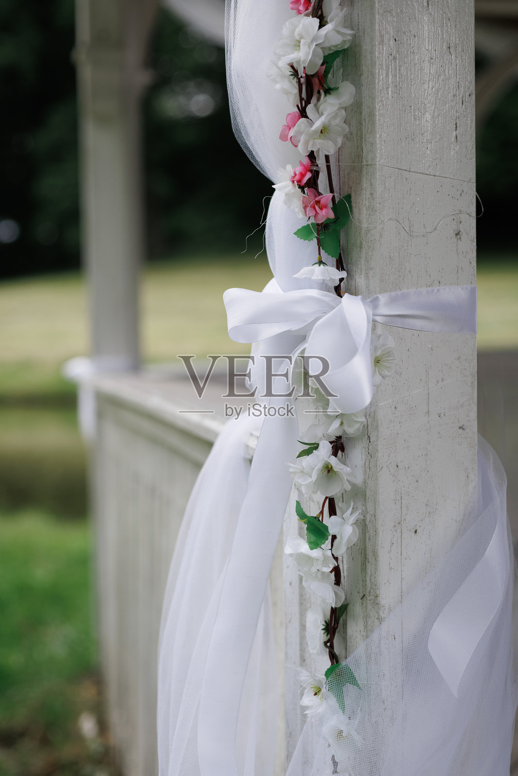 婚礼彩带装饰在凉亭柱子上照片摄影图片