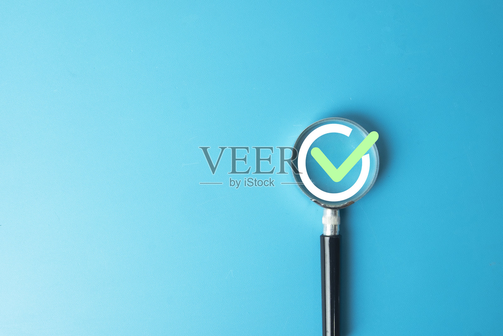 放大镜聚焦绿色对勾图标照片摄影图片