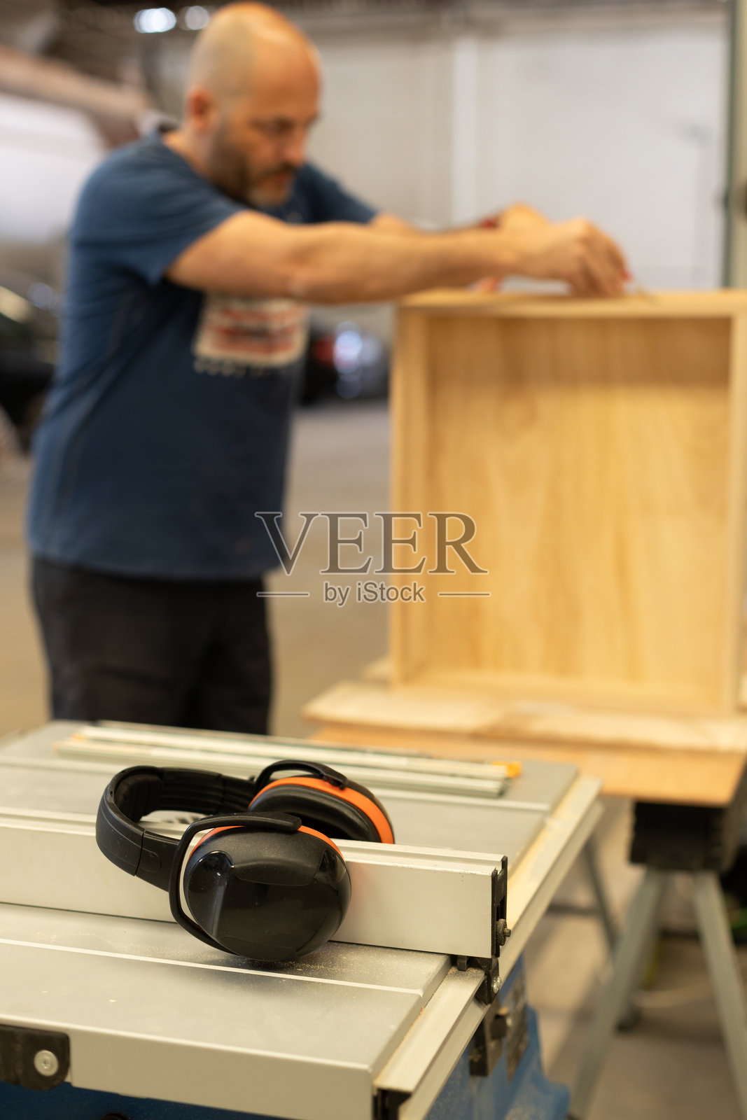 年轻人正在将一辆旅行拖车改造成露营车，准备开启旅行和探险。照片摄影图片