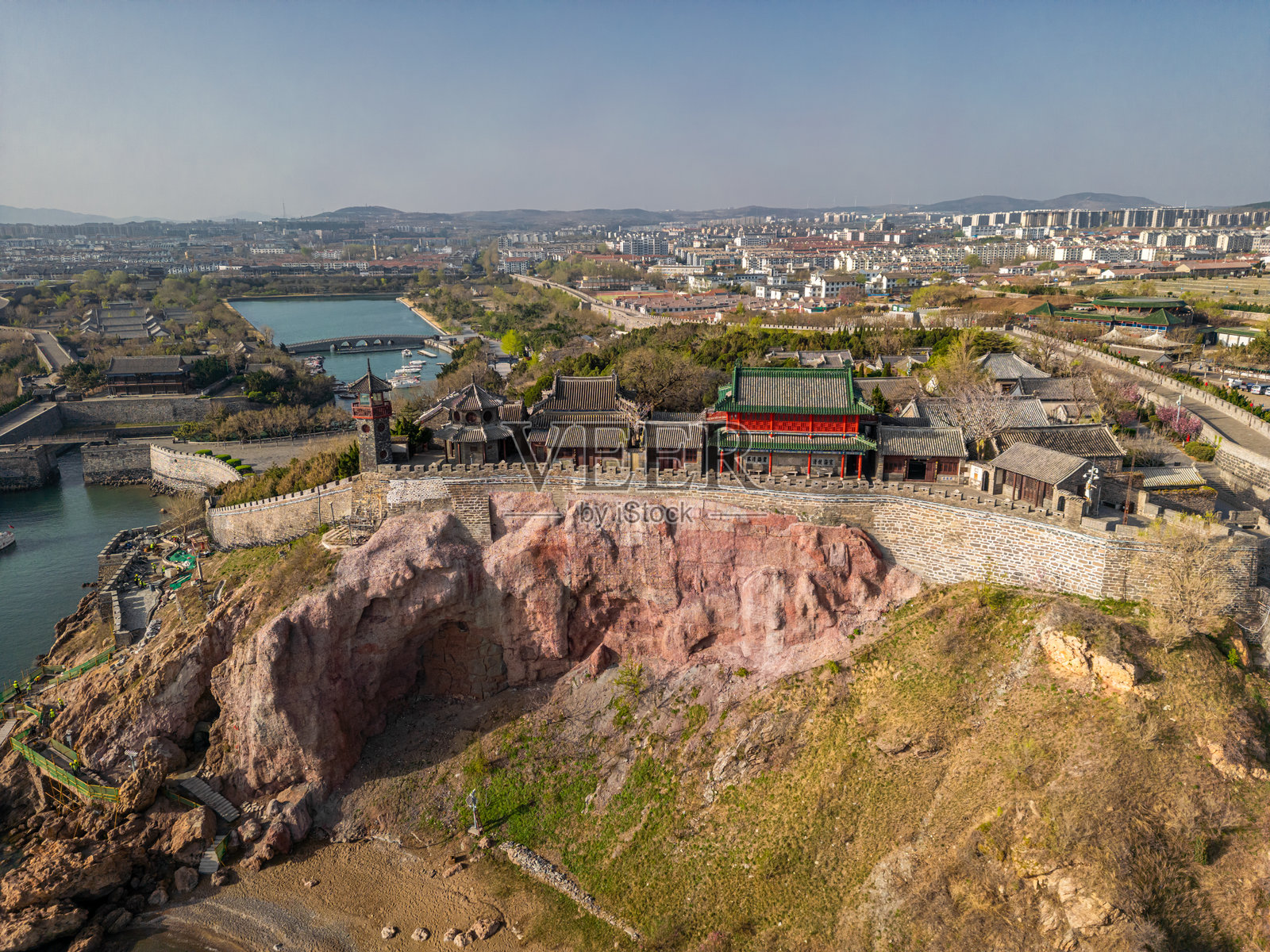 海边的古代城墙和山上的瞭望塔，蓬莱阁在烟台照片摄影图片