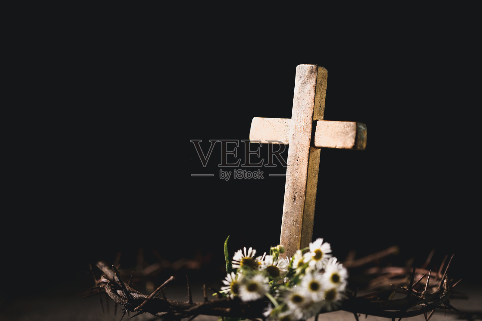 耶稣受难时头戴荆棘冠冕的特写，捕捉了复活节和基督教信仰核心所定义的苦难、牺牲和深刻的灵性。照片摄影图片