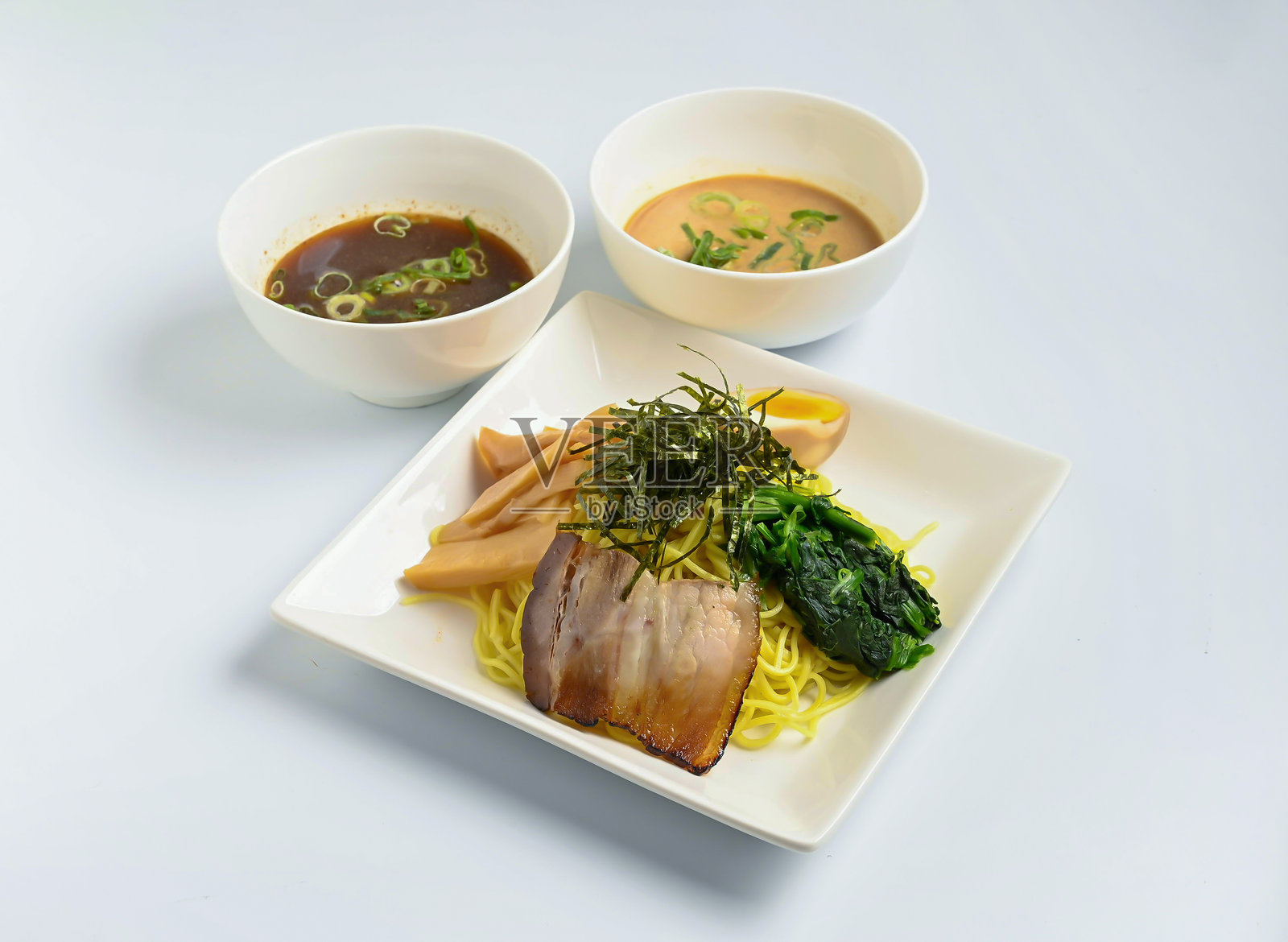 冰镇笊篱拉面，经典拉面的清爽新演绎。搭配鲜美的猪肉、翠绿的蔬菜和风味十足的蘸料，带来令人满足的一餐。照片摄影图片