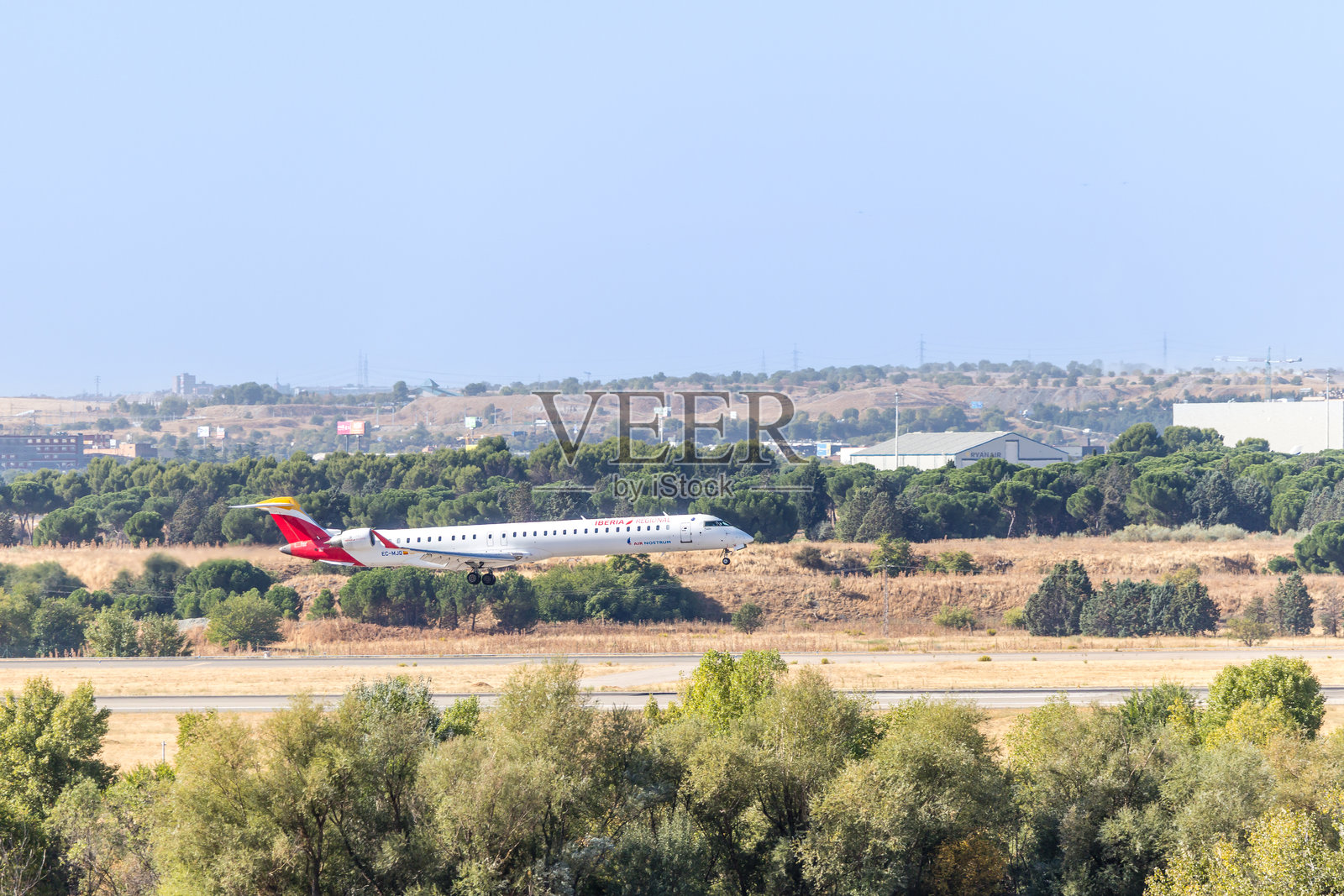 一架伊比利亚航空的飞机在西班牙马德里阿道夫·苏亚雷斯·马德里-巴拉哈斯机场起飞。照片摄影图片