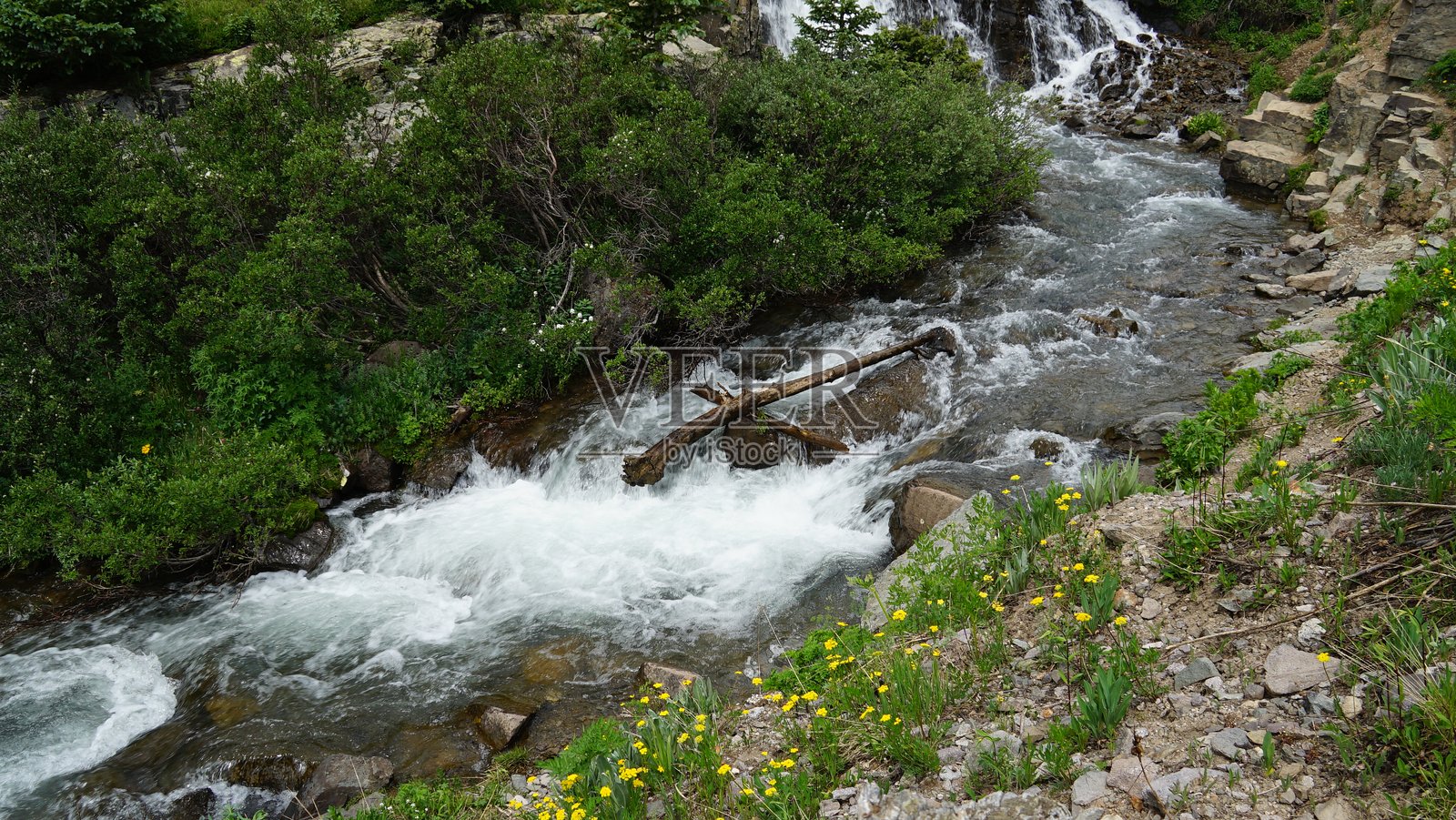 山间瀑布照片摄影图片