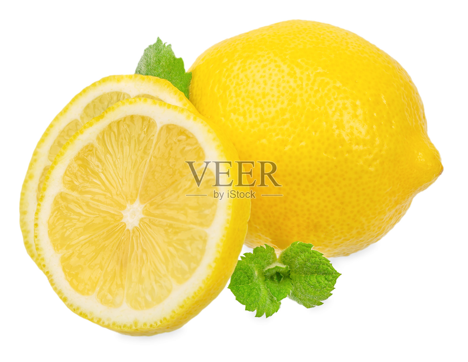 新鲜的完整和半个柠檬，带有绿色的薄荷叶，孤立在白色背景上，多汁的柑橘类水果，留有文本复制空间，用于广告、横幅或设计模板的健康食品概念照片摄影图片