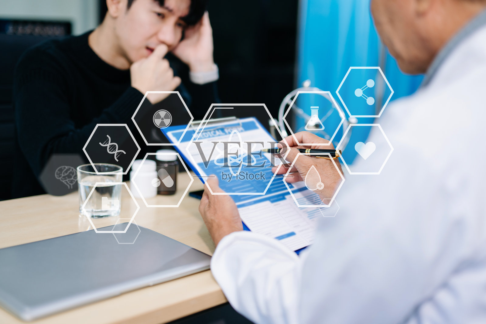 年轻亚裔男子在与精神科医生的治疗会谈中表达担忧。心理健康、压力、支持、焦虑照片摄影图片