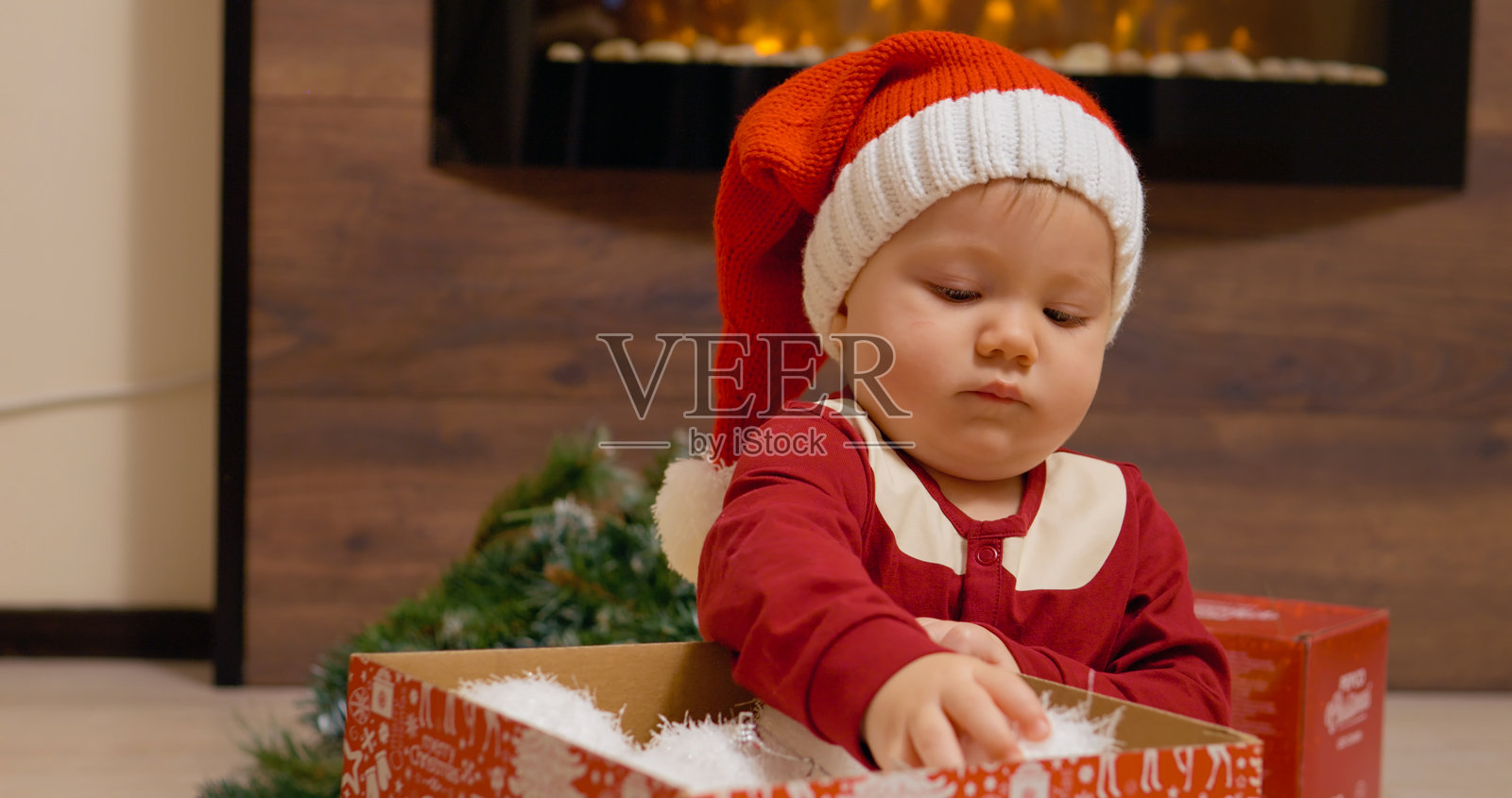 小男孩在家兴高采烈地玩圣诞装饰品照片摄影图片