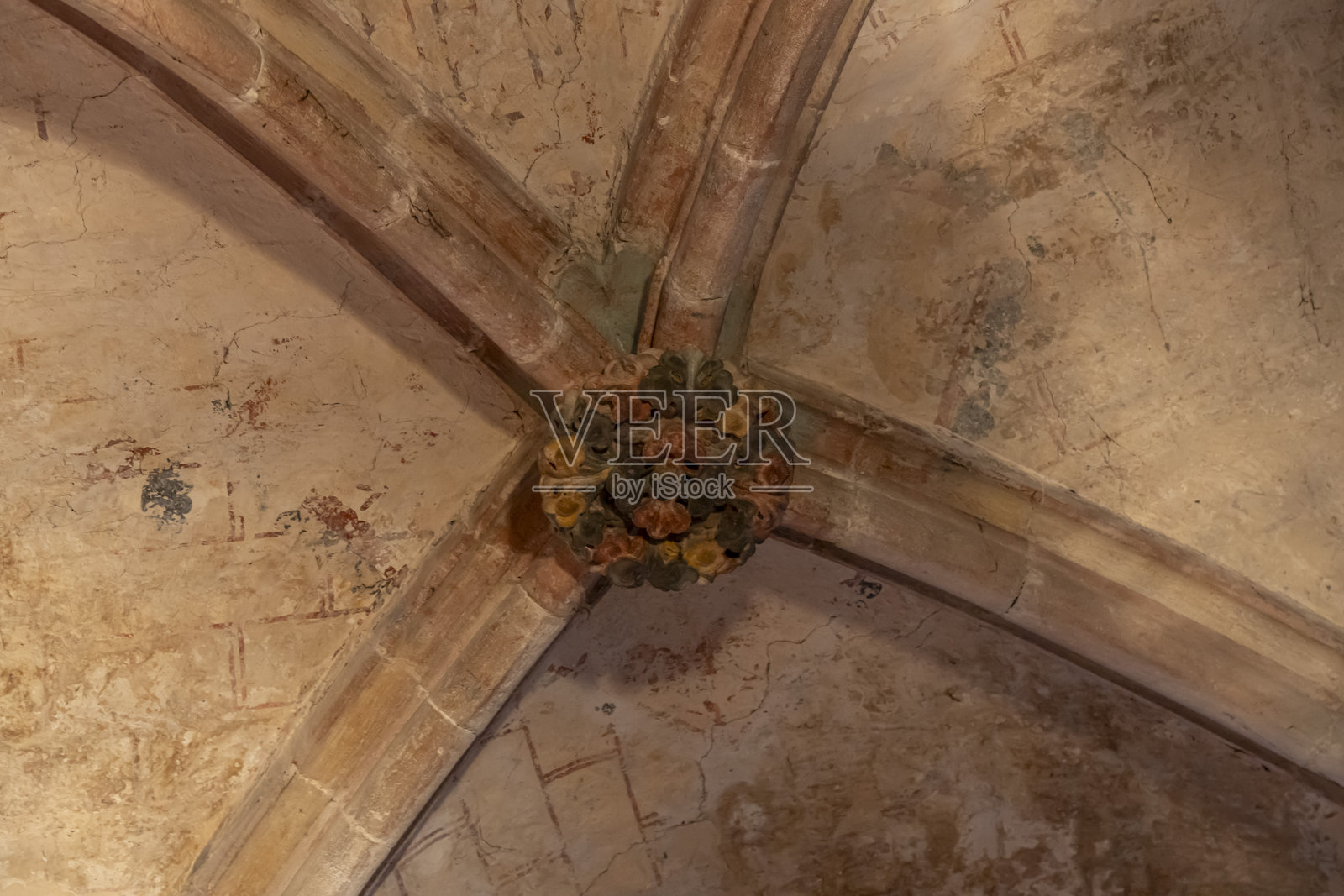 圣母大学教堂。天花板上方拱顶石的局部视图照片摄影图片