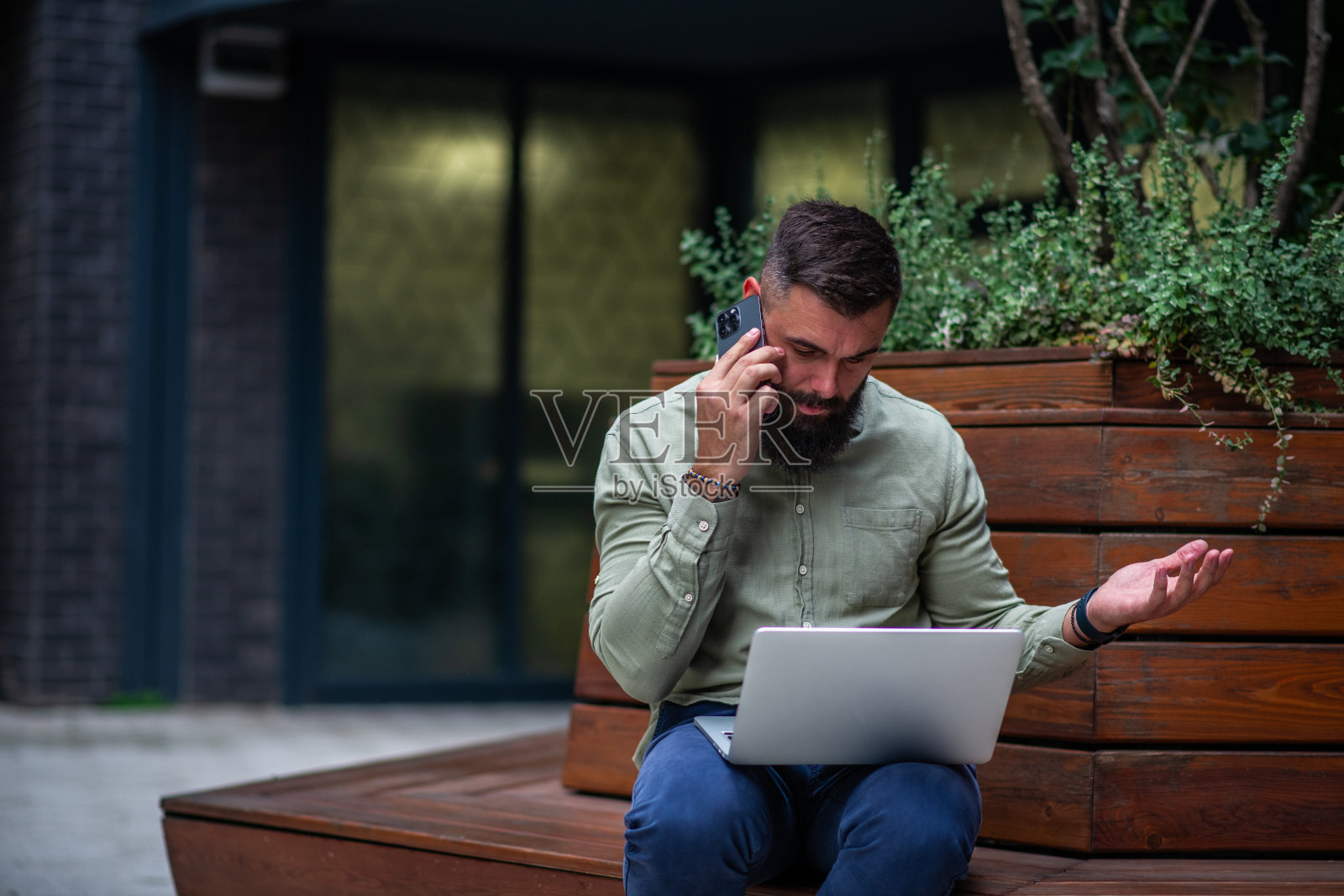 商务人士在办公室外通过电话展示工作照片摄影图片