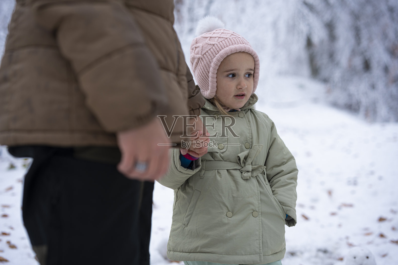 儿童发展。母女冬季雪地徒步照片摄影图片