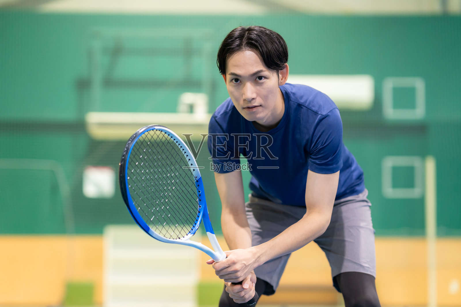 年轻男子打网球照片摄影图片