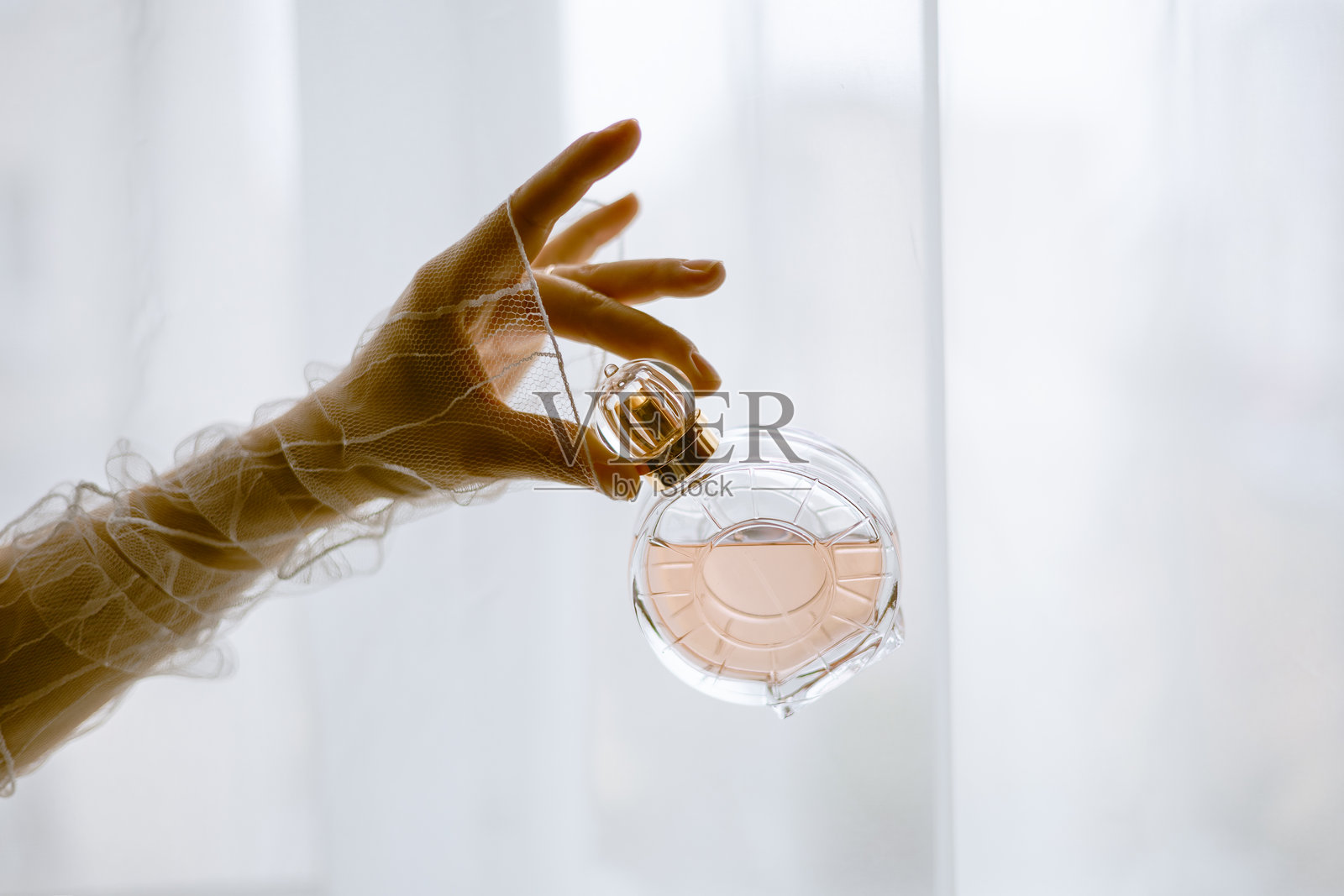 一位美丽的女性手持香水照片摄影图片