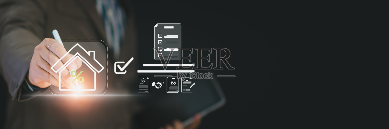 商人绘制数字房屋图标，带有勾选的文件代表房产批准、抵押审查、房地产验证、现代金融流程中的专业住房评估。照片摄影图片