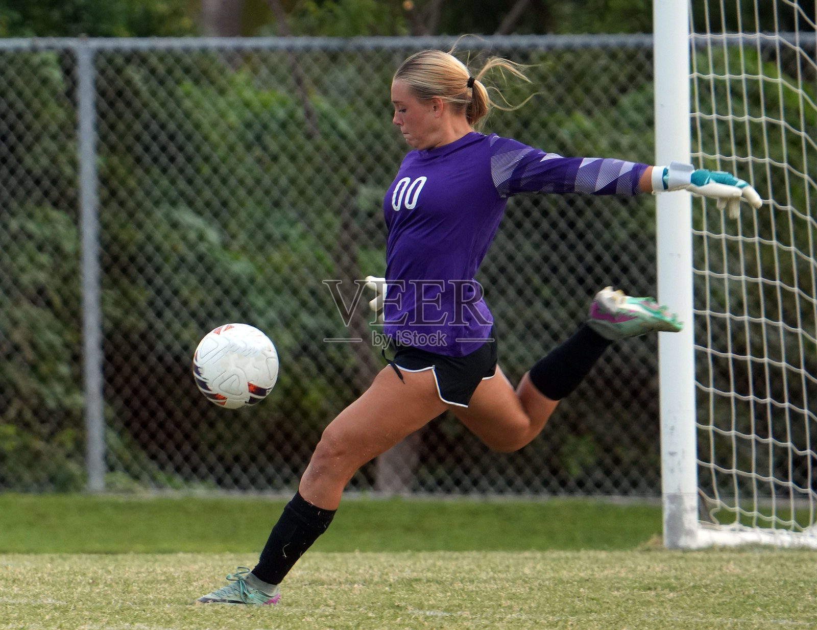 足球运动员在足球场上照片摄影图片